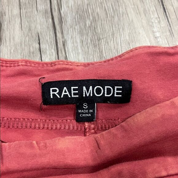 Stylish Red Leggings with Ribbed Accents - Picture 2 of 2